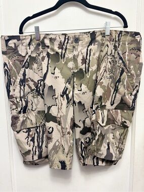 UNDER ARMOUR Camo Heat Gear Cargo Shorts Size 44
